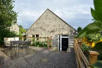Recently renovated 2 bedroom annexe with open plan living room and kitchen.