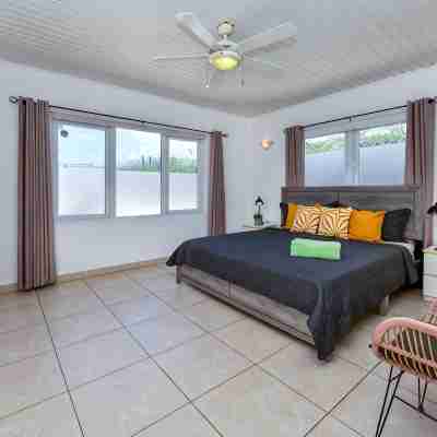 Sunny Palm Beach Villa - 3 min from beach Rooms