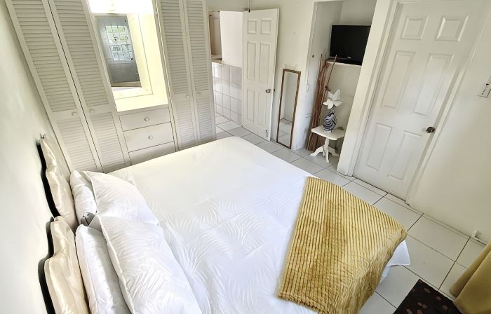 Cozy condo - stone throw away from the beach !