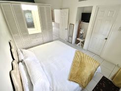 Cozy condo - stone throw away from the beach !