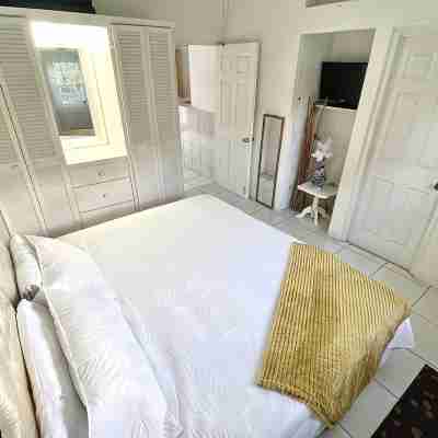 Cozy condo - stone throw away from the beach ! Rooms