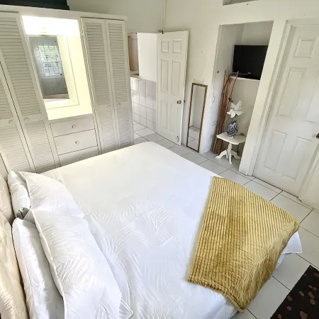 Cozy condo - stone throw away from the beach !