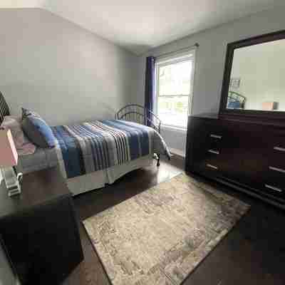 Executive / Family Home | 2 Br • Office • Parking • 10Mins to Toronto or Pearson Rooms