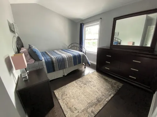 Executive / Family Home | 2 Br • Office • Parking • 10Mins to Toronto or Pearson - Bungalows