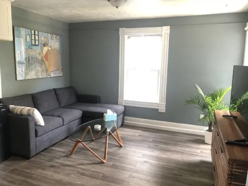Charming 2 Bedroom Apartment - Kitchens