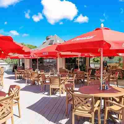 3 min walk to Folly Field Beach Modern & Fun 1bdrm Dining/Meeting Rooms