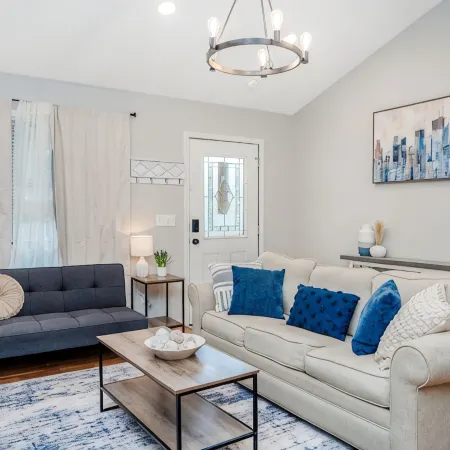 Renovated Family Home, Fenced Yard- 2King Full over Full Beds-Bunk Room