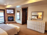 Luxury Deer Valley East Retreat with Stunning Lake Views - 1.5 Miles from Slopes - Bathtub