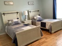 Canal Home 3Br 2BA with Salt Water Heated Pool and Boat DockDiscounts Available - ブティック