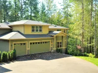 Spacious, family friendly, great for hosting w/ large island, quite & peaceful! Hotels in Sammamish