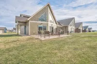 3-bedroom Cabin 13 in Bridges Bay, with on site eating and in/outdoor pool. - Wifi