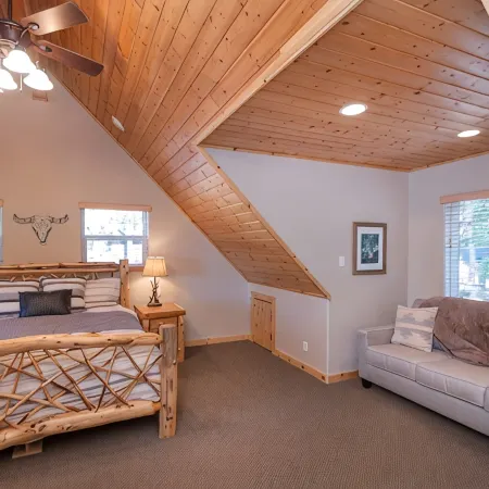 Upscale Mountain Chalet in Blue Lake Springs, Free Wifi/Cable, Gas Fireplace Hotels in Arnold