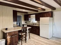 Feel at home in this comfortable getaway steps away from beautiful Memorial Park - Homestays