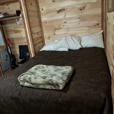 2 bedroom 1 bath cabin with privacy, 1 mile from main highway