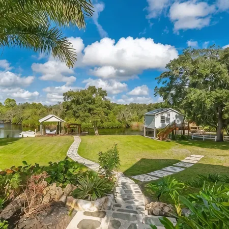 Shangri-La ♛ Private Waterfront Resort Sleeps 30 • 3 Acres •Mega Pool•Game House