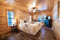 Traditional and Cozy Cabin Minutes from Broken Bow State Park on 1 Acre - Chalets