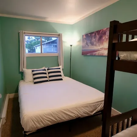 SeaBreeze Bungalow  - 1/2 Block to Beach - Pets OK!  Private Home - Fully Fenced