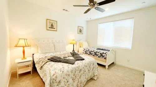 Sequoia Riverway Retreat, Visalia Central Home 4BR, 2.5 BTH. 45 mins to Sequoia - 방갈로