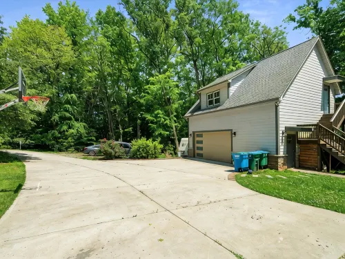 Studio above a detached garage away from main house on a private lot. - WiFi