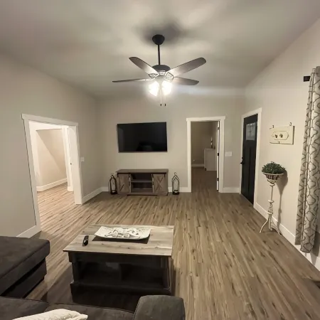 Modern farmhouse, secluded and convenient. 5 minutes from The ARK 2 min off exit