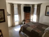 West Broadway with private parking! - Wifi