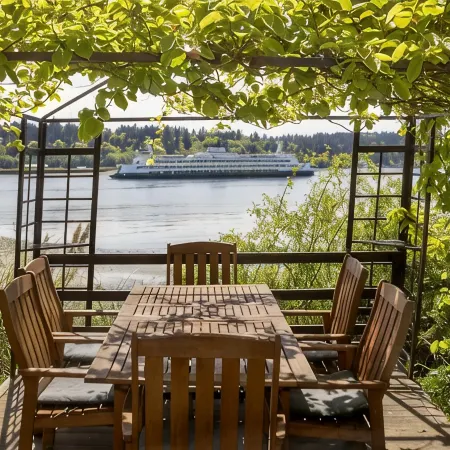 Stunning Beach Suite, great mountain & water views, near downtown Winslow, Cozy.