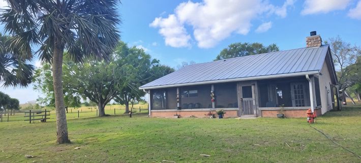 Cozy cottage on 8 acres near state park and atv trails. Pet Friendly! Hotéis em Okeechobee County