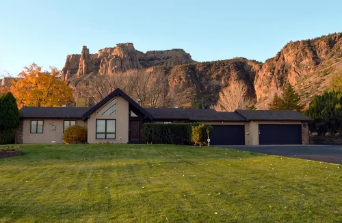 Views+, Spacious Home, Hot Tub, Ski/Hike/Golf, base of the CO Nat'l Monument! - 4-Star