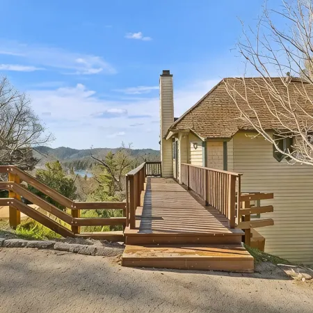 WOW! 4BR Cabin w/ EPIC Lake Views, Hot Tub, Lake Access. Arcade Games. Pets OK