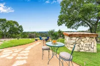 Hill Country views, beautiful sunsets, private, and natural wildlife. - 4성급