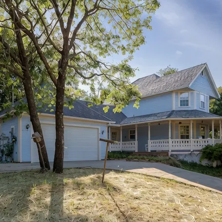 Julian Farmhouse/Fenced 2 acres with spa, right outside Julian. Pet Friendly!
