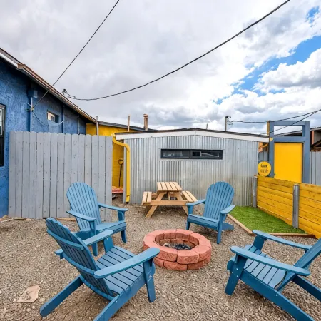 Route 66 Downtown Blue Bungalow w/Fenced Yard, AC, W/D, 4 Smart TVs, Fast Wi-Fi