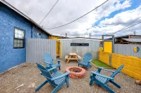 Route 66 Downtown Blue Bungalow w/Fenced Yard, AC, W/D, 4 Smart TVs, Fast Wi-Fi - 4-Star