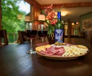 HotTub! FirePit, Private 2.5 acre Pond, 2 Kayaks! GameRoom! Slps12+ - 4-Star
