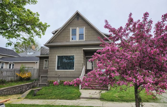 Great 3-bedroom House close to town and beaches, in Manistee , deck, WiFi and AC