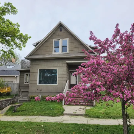 Great 3-bedroom House close to town and beaches, in Manistee , deck, WiFi and AC