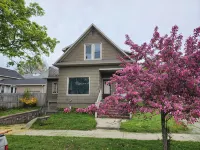 Great 3-bedroom House close to town and beaches, in Manistee , deck, WiFi and AC - 3-Star
