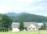 Waterview Retreat - In town convenience with beautiful Lake & Mountain Views - 부티크