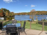 Lake house for 8, all seasons! Large deck overlooking the water - Wifi