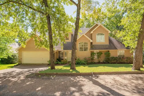 Kick Back and Relax at This  Cozy Lake Front Retreat! - 3-Star