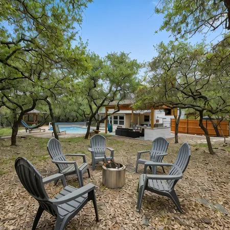 Pickleball, Heated pool, Hot tub, 2.5 Acres full of oaks