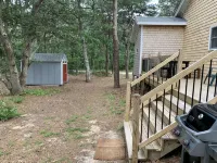 Cozy cottage 3/4 mile from Oak Bluffs harbor - 2-Star