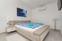 Villa Jelena | 4-Star Villa with Heated Pool, Privacy & Barbecue House - Wifi