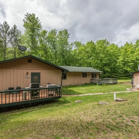 Perfect Summer rental in prime location on Washburn Lake