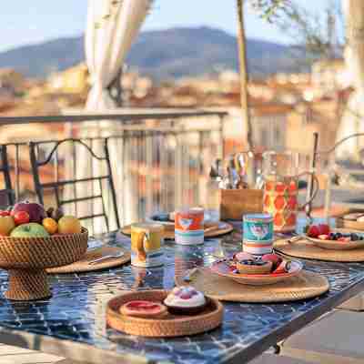 Enchanting Penthouse with 360° Panoramic View. Dining/Meeting Rooms