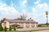 Super 8 by Wyndham Austin MN Отели рядом с достопримечательностью «Buffy The Cow»