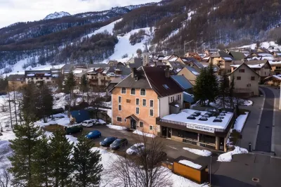 Auberge de Jeunesse HI Serre-Chevalier Hotels near Ski Connections