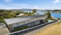 Waterfront Lodge Motel Hotels near Barana Neighbourhood Park