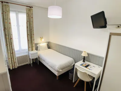 Cit'Hotel le Volney Отели в г. Дистре