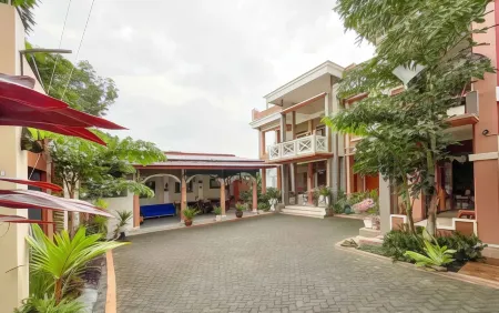 Urbanview Syariah Hotel Kanigara Batu